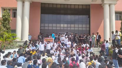 PRSU Students created ruckus in the state university, pushed the police and entered the campus.