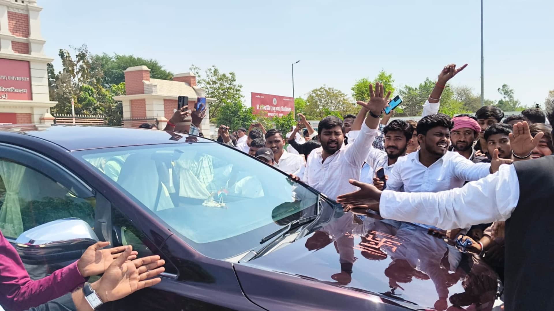 प्रो. रज्जू भैया विश्वविद्यालय में प्रदर्शन करते छात्र।