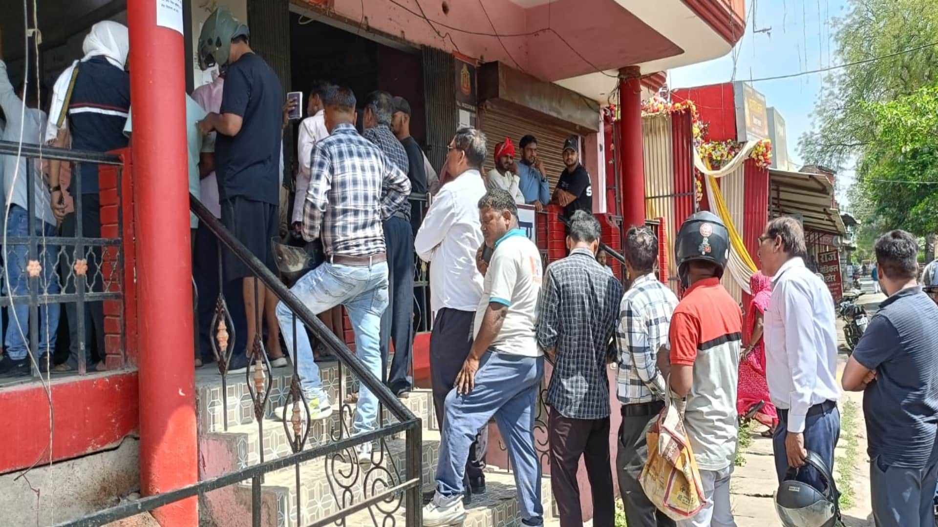 प्रयागराज में गैस सिलिंडर बुकिंग के लिए लगी भीड़।