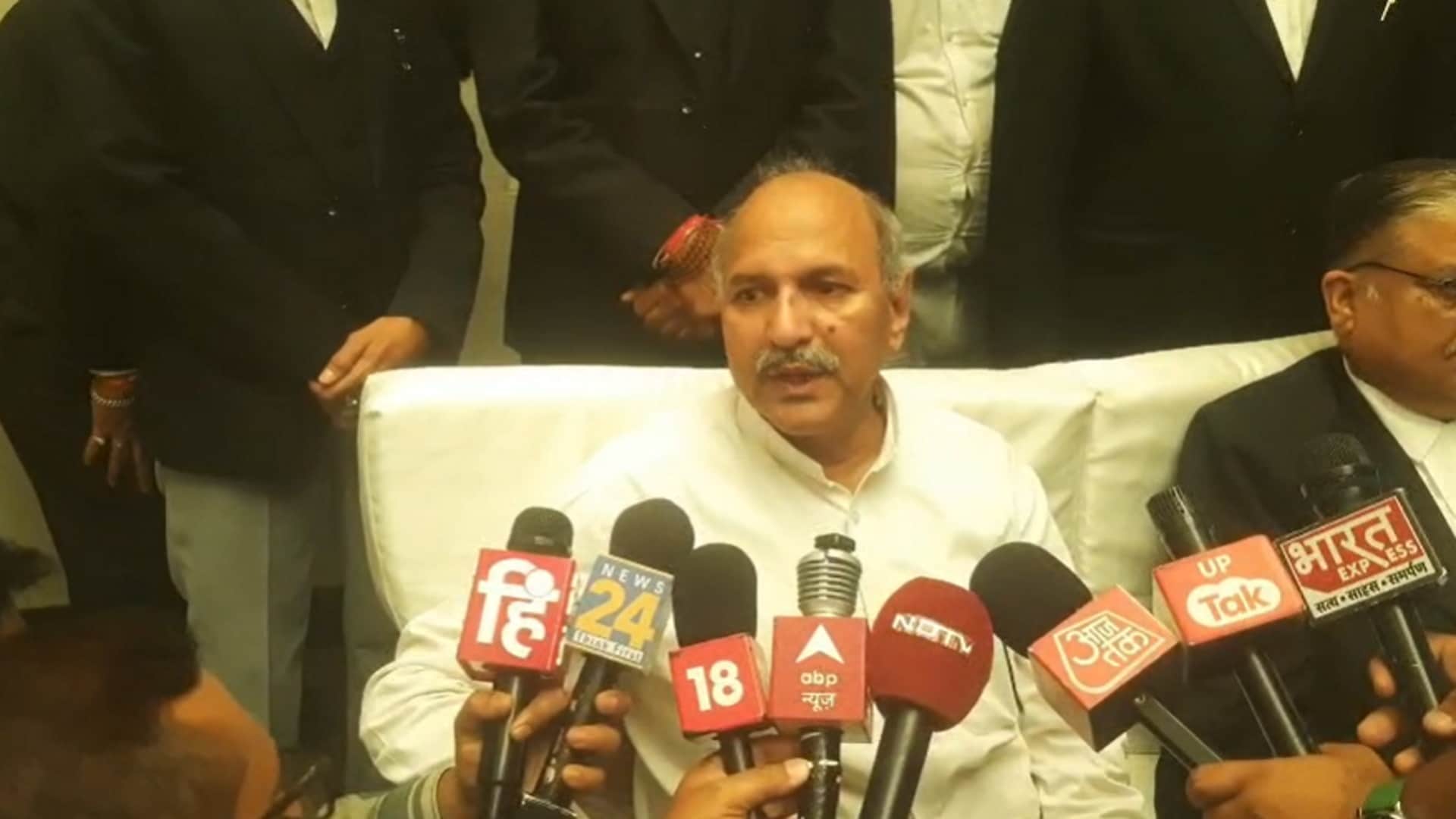 पत्रकारों से बातचीत करते शंकराचार्य अविमुक्तेश्वरानंद के अधिवक्ता डॉ. पीएन मिश्रा