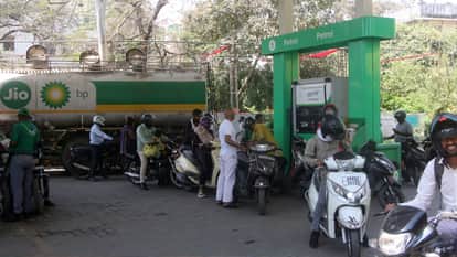 Driven by rumors of petrol shortage people in Varanasi flocked to pumps to get their tanks filled