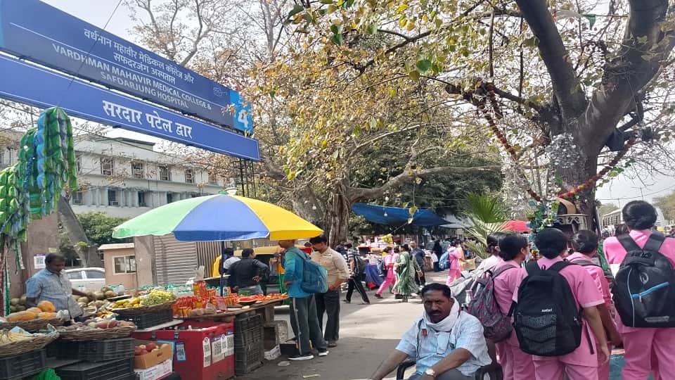 LPG shortage threatens Delhis street food 40 percentage dhaba closed food prices rise up to 20 percentage