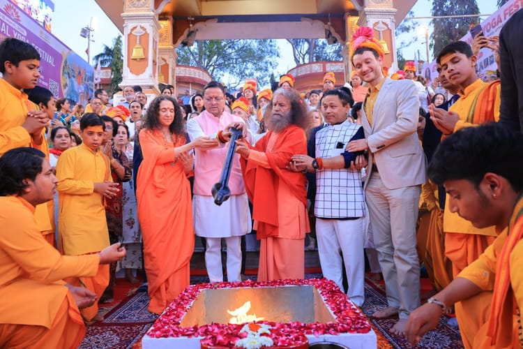 Rishikesh: अंतरराष्ट्रीय योग महोत्सव में पहुंचे सीएम धामी, कहा- युद्धग्रस्त विश्व में शांति का मार्ग है योग