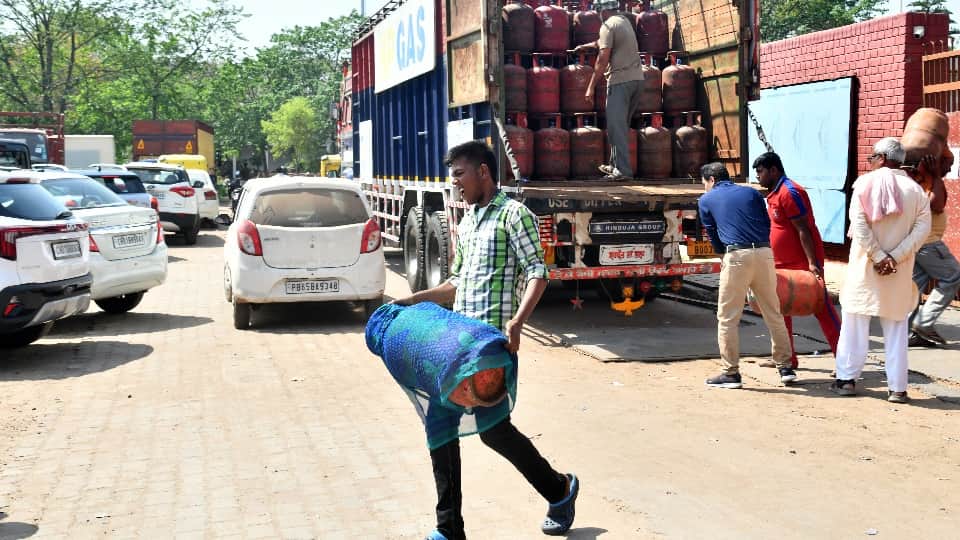 LPG Crisis Black marketing in Tricity commercial cylinder supplies halted parties in hotels suspended