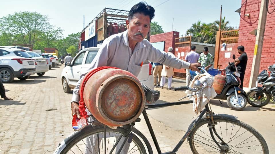 LPG Crisis Black marketing in Tricity commercial cylinder supplies halted parties in hotels suspended