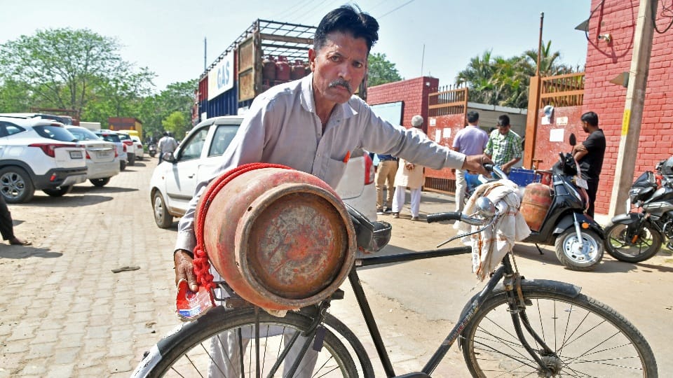 LPG Crisis Black marketing in Tricity commercial cylinder supplies halted parties in hotels suspended