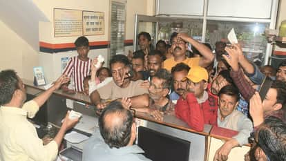 Israel-Iran War: Fight for gas cylinders in Meerut, uproar and squabbles at agencies