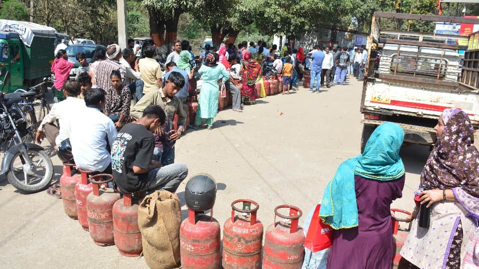 LPG Crisis Black marketing in Tricity commercial cylinder supplies halted parties in hotels suspended
