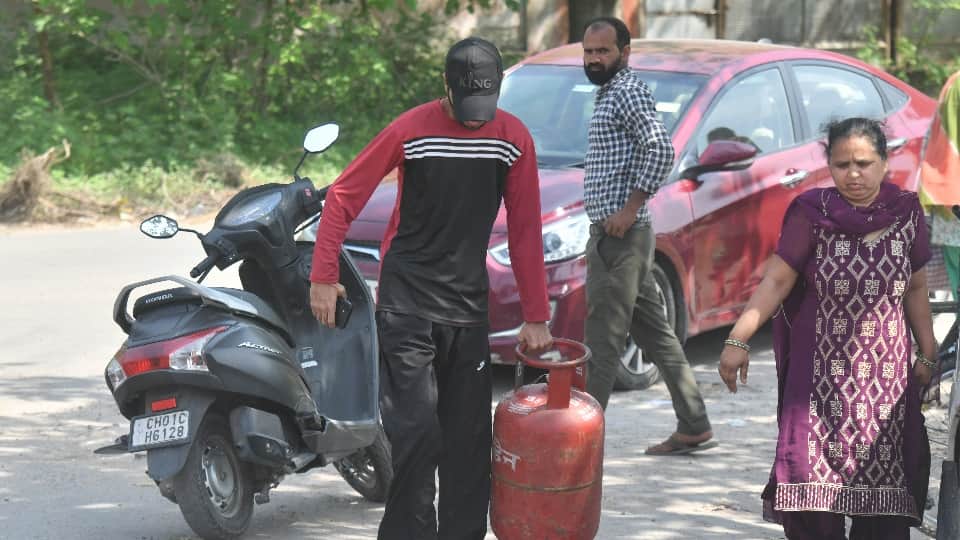 LPG Crisis Black marketing in Tricity commercial cylinder supplies halted parties in hotels suspended