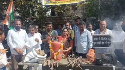 Congress protests against LPG crisis in Shajapur garlands gas cylinders to express protest