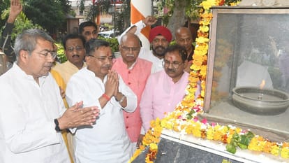 योजनाओं का लोकार्पण करते पर्यटन मंत्री।