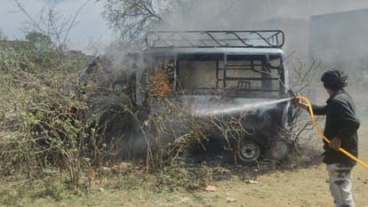 Jhansi: Fire broke out in a garbage dump, a vehicle parked nearby burnt to ashes.