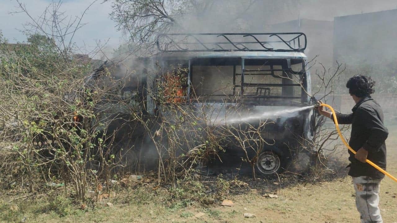 आग बुझाता ग्रामीण।