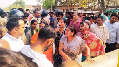 आजमगढ़ में छात्र की मौत के बाद चक्काजाम करते नाराज लोग।