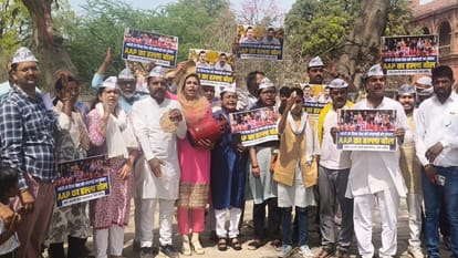 आप कार्यकर्ताओं ने गैस की कालाबाजारी के विरोध में किया प्रदर्शन।