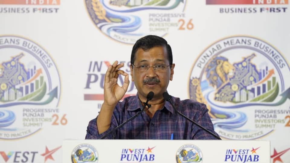 सम्मेलन को संबोधित करते अरविंद केजरीवाल