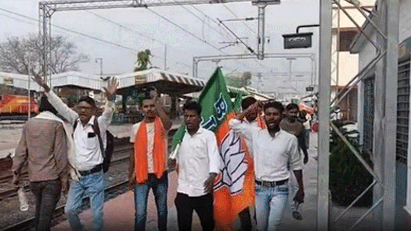 Enthusiasm in Bengal for PM Modi's rally, supporters arrive in Kolkata by boat and bus
