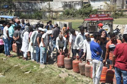 LPG Crisis: Long queues form at agencies for gas; people are making repeated rounds, and wood-fired stoves hav