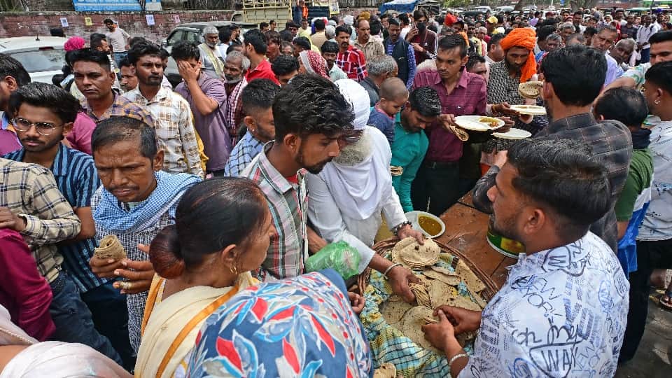 पीजीआई के बाहर नंगल से लकड़ियों पर बनाकर लाया गया लंगर