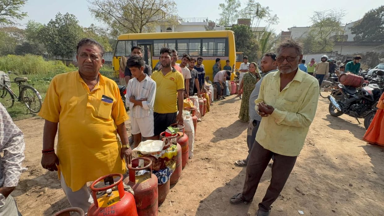 Gas Cylinder Crisis Consumers Face Hardship Booking at Agencies Due to Server Failure in bhadohi
