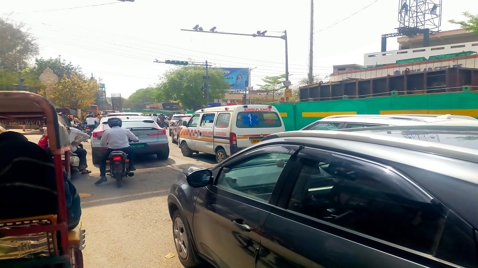Massive Traffic Jam on MG Road: Vehicles Crawl as 1-Minute Distance Takes 15 Minutes