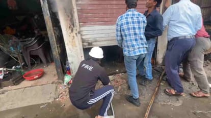 आग बुझाती दमकल की टीम