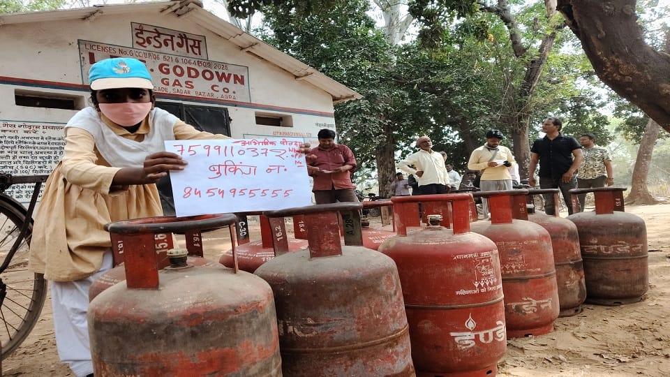 LPG Booking Chaos in Agra: Long Queues at Agencies as Server Issues Delay Deliveries