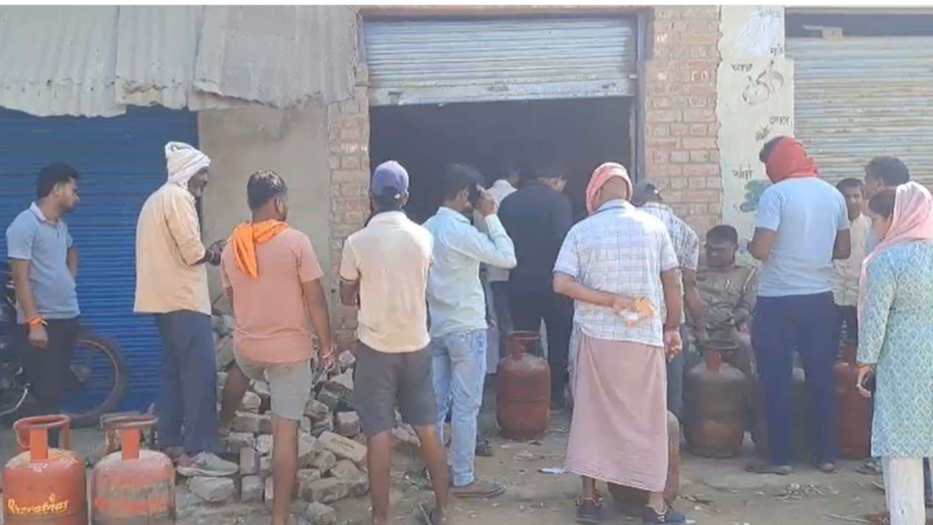 गैस के लिए लगी भीड़