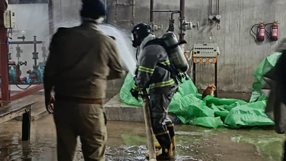 गैस रिसाव का पाइप ठीक करते कर्मी