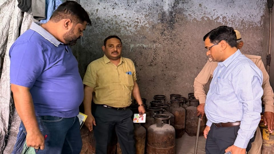 42 Commercial LPG Cylinders Seized in Raid at Dairy in Agra