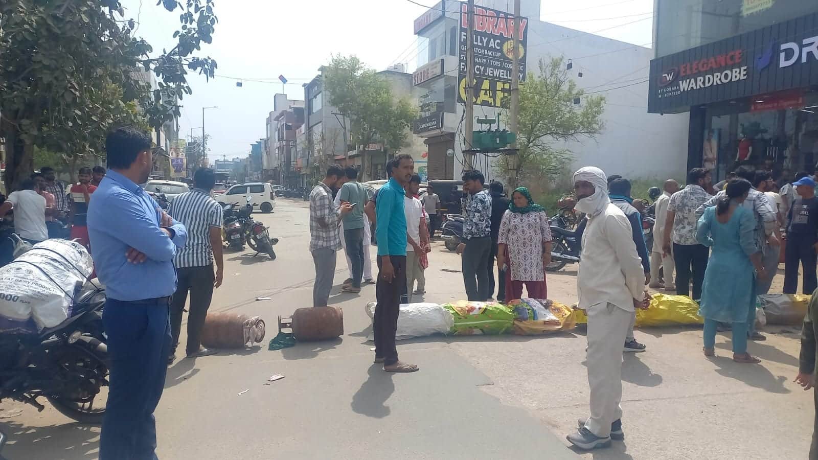 गैस सिलिंडर नहीं मिलने के विरोध में जाम लगाया।