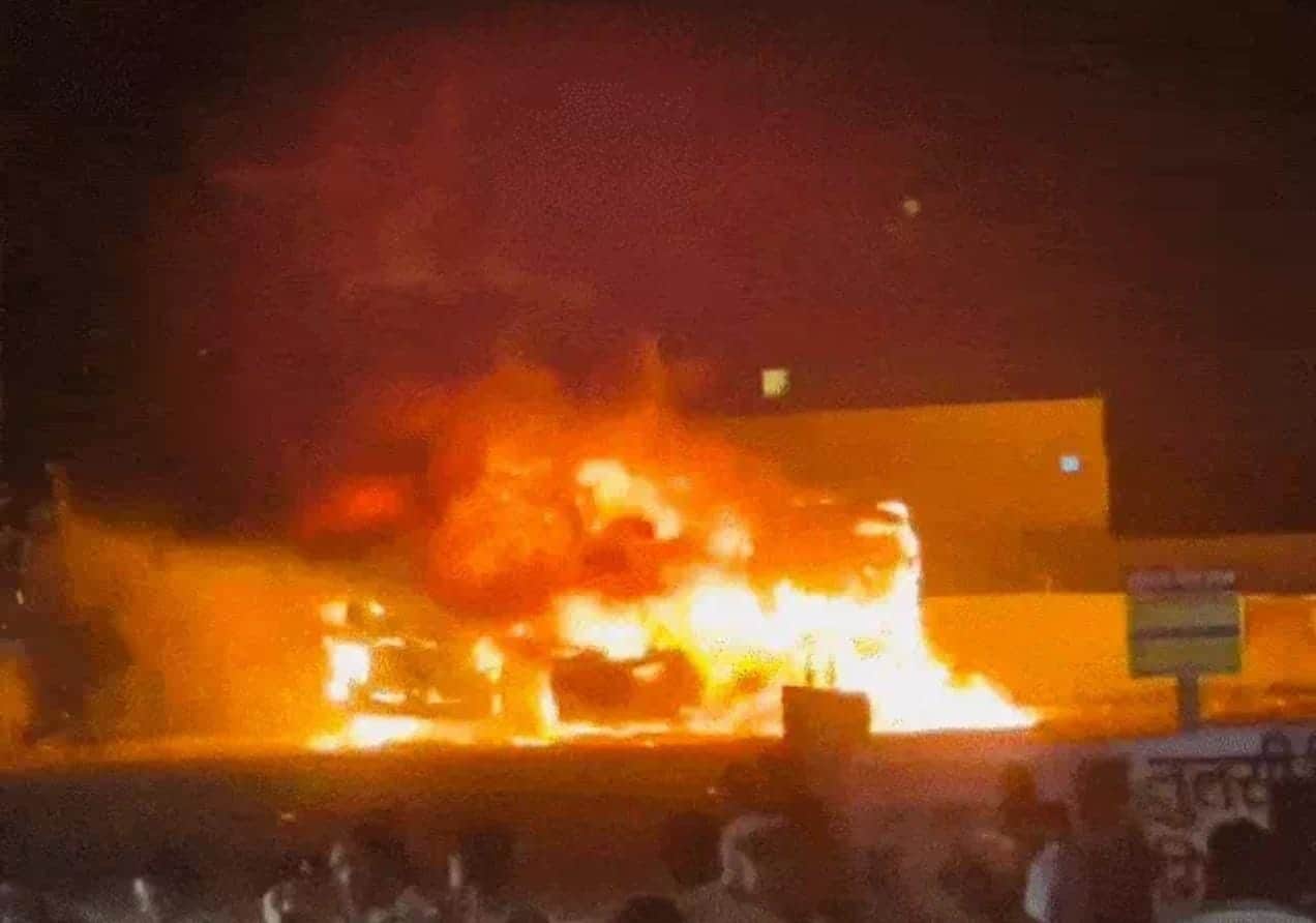 इंदौर में पार्किंग में खड़ी तीन बसों में लगी आग।