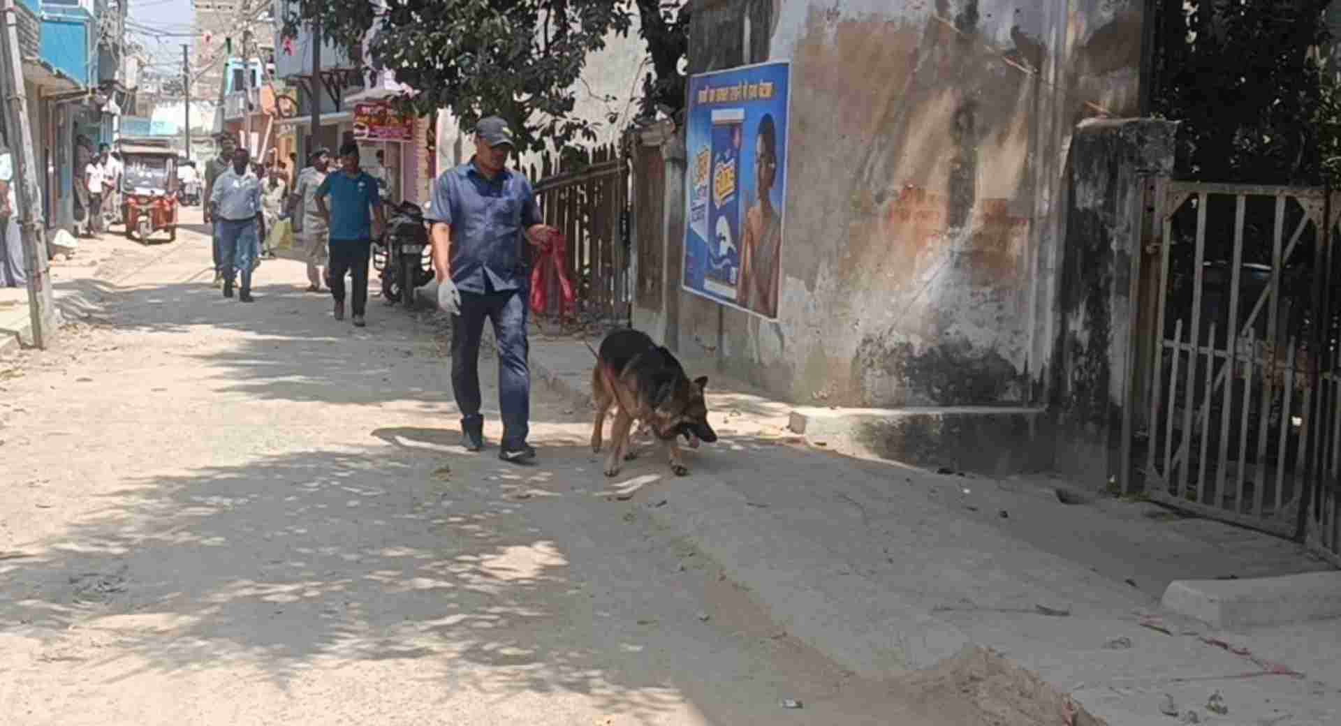 जांच करती पुलिस