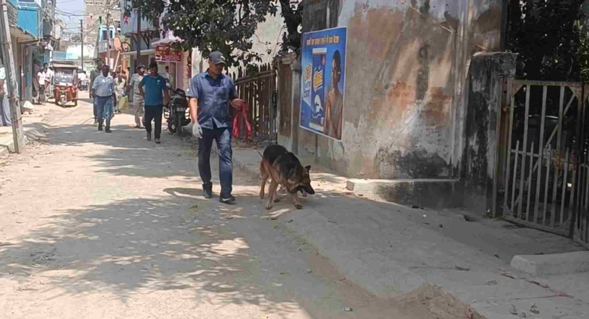 जांच करती पुलिस