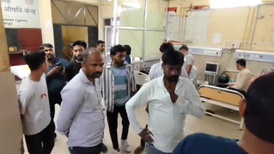 जिला अस्पताल पहुंचे परिजन