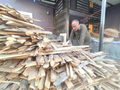 Indore: The demand for wood, coal and cinnabar has increased due to the shortage of cooking gas, and prices ha