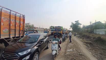 Agra-Mumbai National Highway was jammed, leaving commuters stranded for hours.