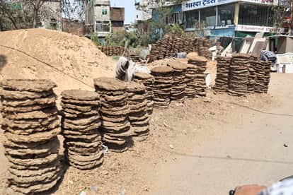 Indore: The demand for wood, coal and cinnabar has increased due to the shortage of cooking gas, and prices ha