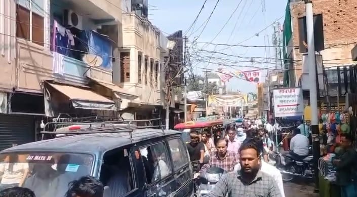 Etawah Traffic Jams Follow SubInspector Recruitment Exam Candidates Abandon ERickshaws and Flee on Foot