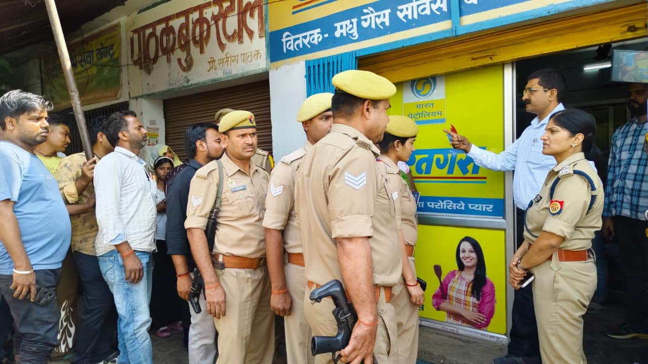 कमालगंज स्थित एजेंसी के बाहर लोगों को समझाते डीएम व एसपी