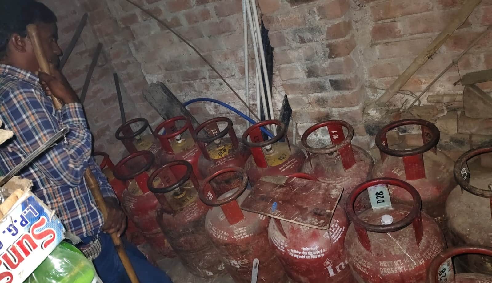 सुंदरीपुर में छापेमारी से हड़कंप, 835 लीटर डीजल और 36 सिलिंडर जब्त