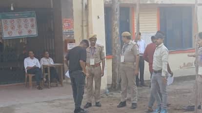 UP SI Exam 2026 Examination Begins in Several Districts Candidates Granted Entry After Thorough frisking