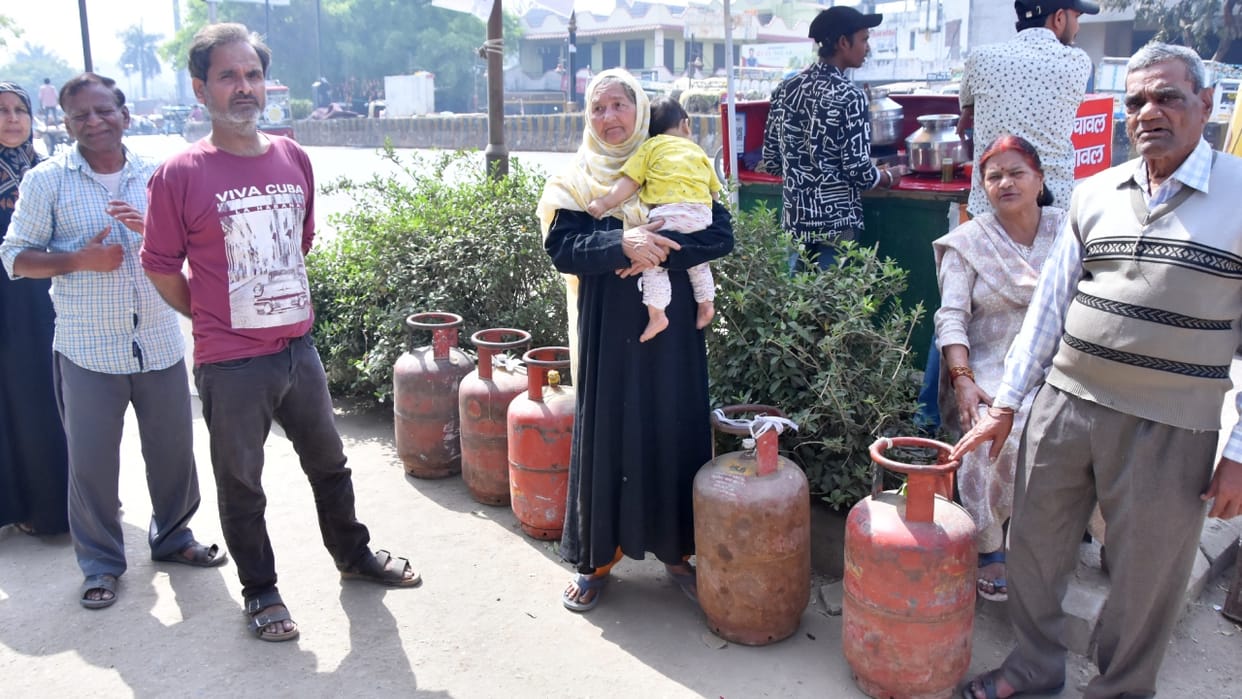 dealers did scam in gas Refilling amidst the shortage of LPG cylinders in Bareilly