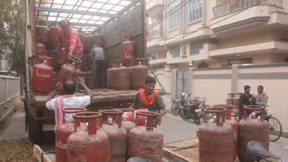 LPG Crisis: In the capital, grappling with a gas shortage, neighbors are stepping up as a lifeline