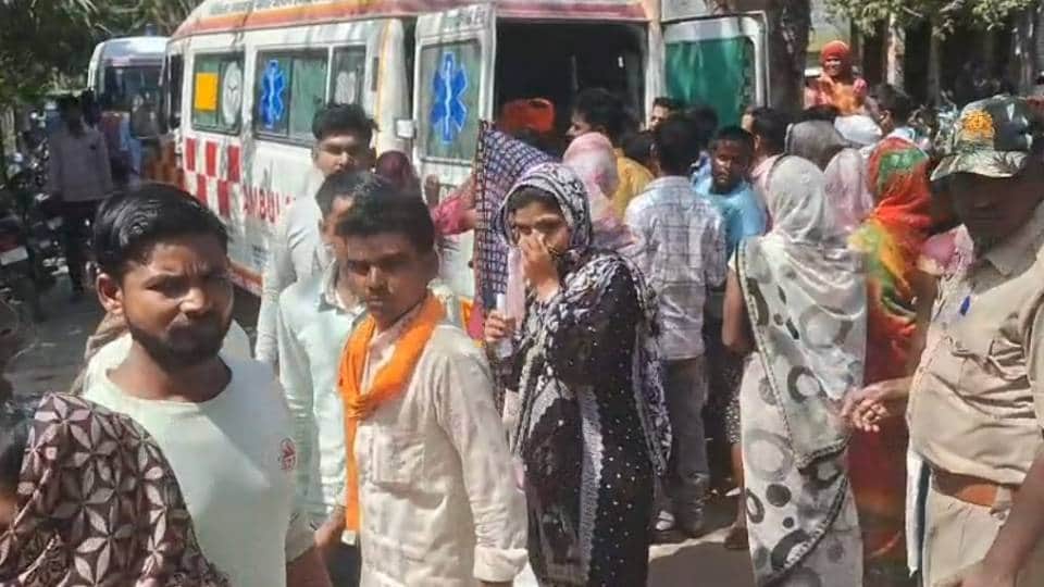 मौके पर लगी लोगों की भीड़।