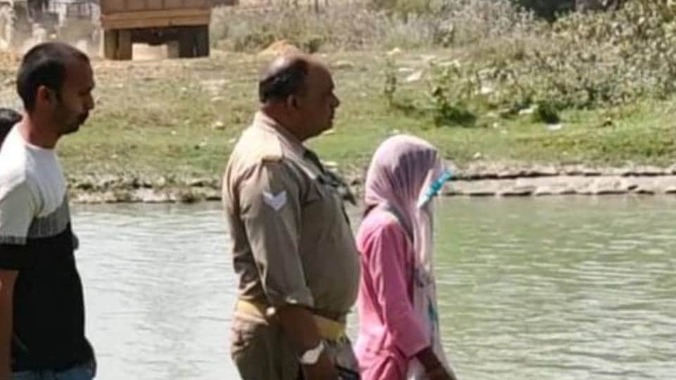 मौके पर मौजूद पुलिस व परिजन।