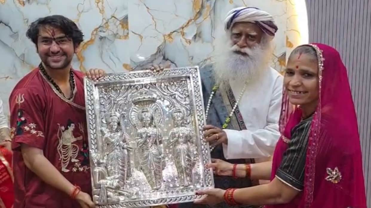 Chhatarpur News: Sadhguru Visits Bageshwar Dham, Offers Prayers at Balaji; Welcomed by Dhirendra Shastri