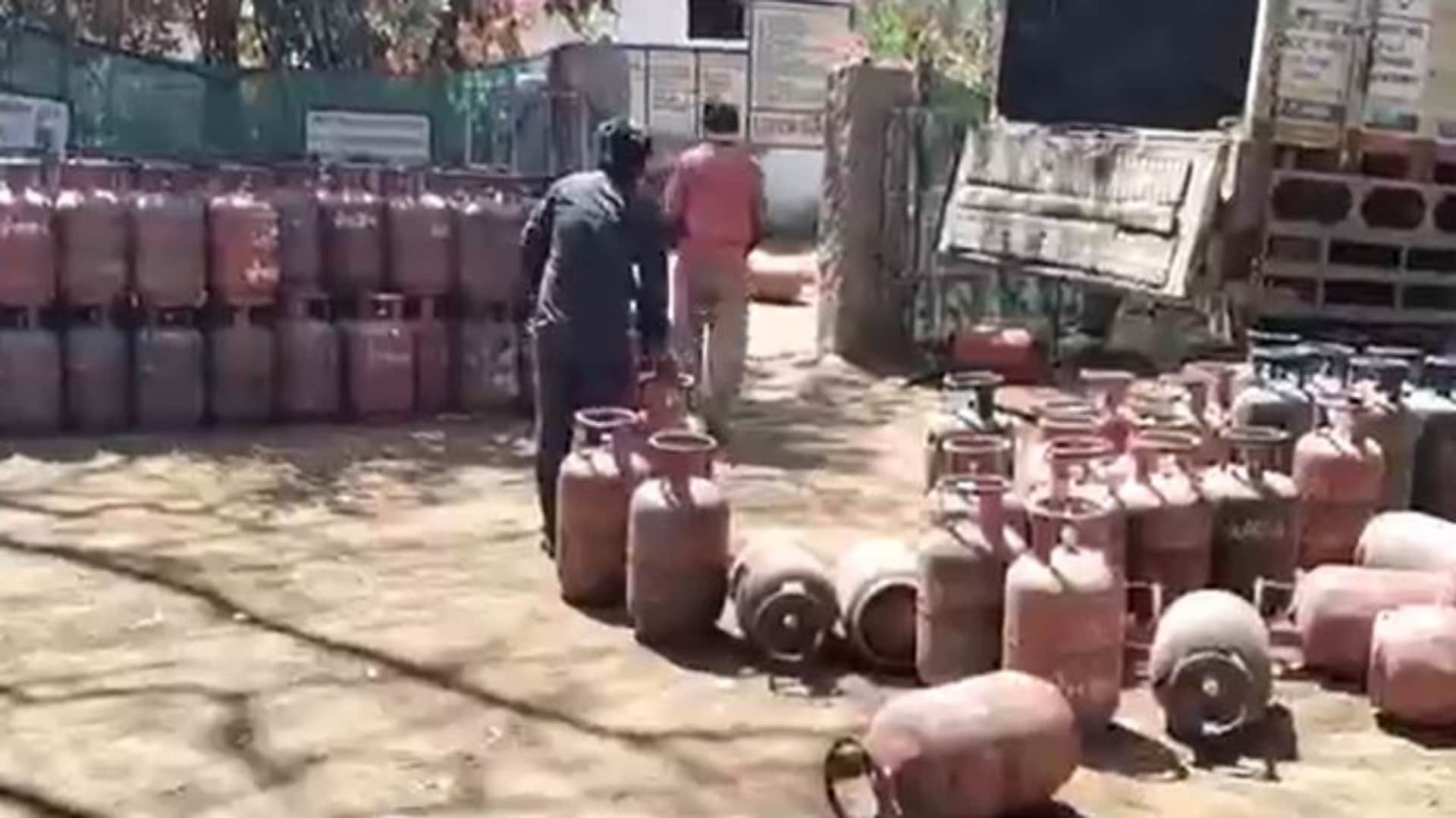 गोदाम में रखे हुए गैस सिलिंडर