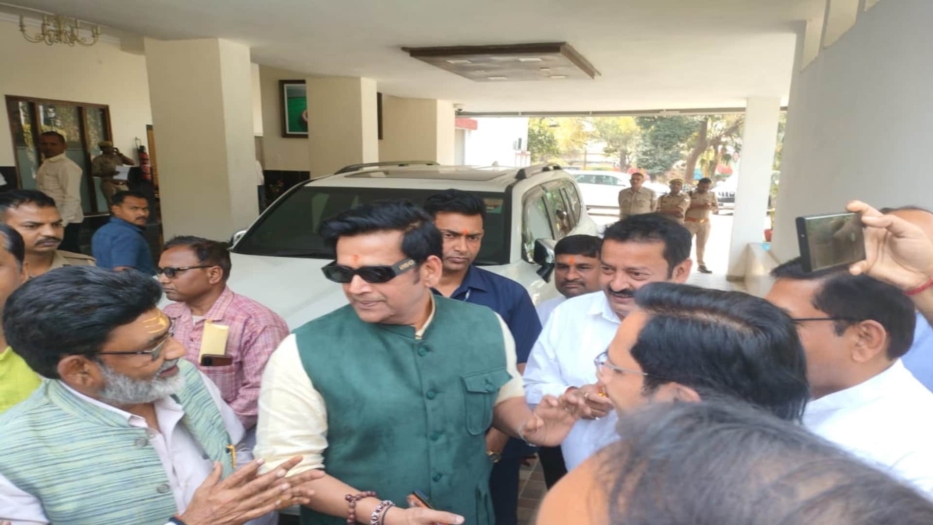 प्रयागराज में सर्किट हाउस पहुंचने पर गोरखपुर के सांसद रवि किशन का स्वागत करते भाजपाई।