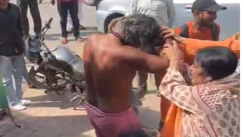 पिटाई करती पत्नी